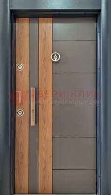 Коричневая входная дверь c МДФ панелью ЧД-01 в частный дом в Мурманске