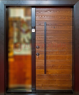 Коричневая входная дверь c МДФ панелью и стеклом ЧД-38 в частный дом в Мурманске