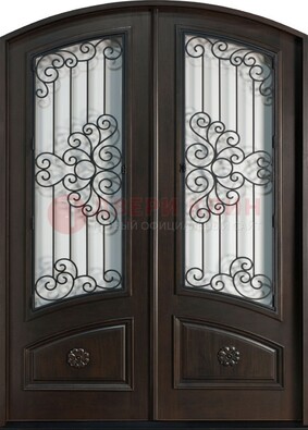Арочная дверь со стеклом и ковкой ДА-33 в загородный дом в Мурманске