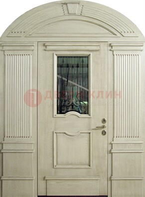 Белая входная дверь массив со стеклом и ковкой ДА-49 в Мурманске