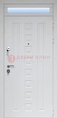 Белая металлическая дверь с фрамугой для коттеджа ДФГ-21 в Мурманске