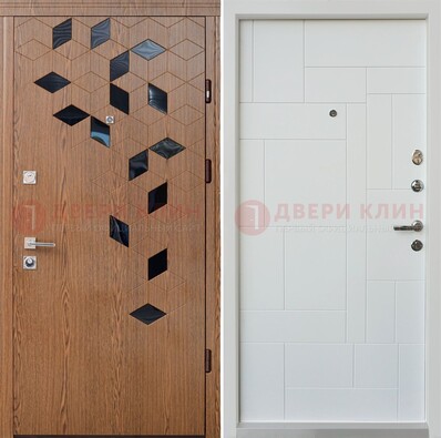 Коричневая металлическая дверь МДФ внутри белого цвета ДМ-256 в Мурманске