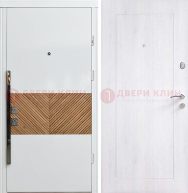 Белая железная дверь МДФ горизонтальной вставкой ДМ-265 в Мурманске