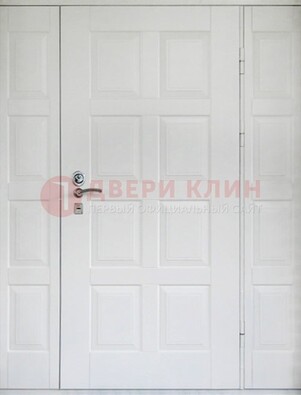 Белая входная дверь для коттеджа с МДФ ДМ-536 в Мурманске