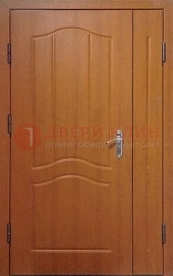 Коричневая двухстворчатая тамбурная дверь с МДФ ДМ-538 в Мурманске