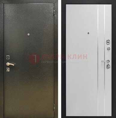 Железная темная дверь с порошковым покрытием и белая МДФ с молдингами  ДП-296 в Мурманске