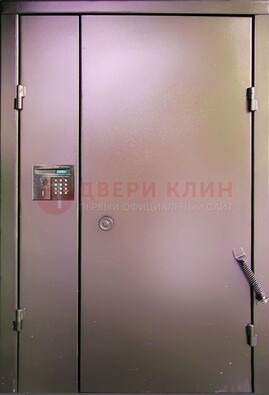 Коричневая стальная дверь в подъезд ДПД-1 в Мурманске