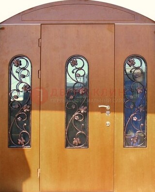 Парадная дверь со стеклянными вставками и ковкой ДПР-28 в общественное здание в Мурманске