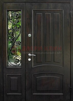 Парадная дверь со стеклянными вставками и ковкой ДПР-31 в кирпичный дом в Мурманске
