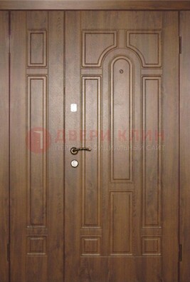 Двухстворчатая коричневая парадная дверь ДПР-48 в Мурманске