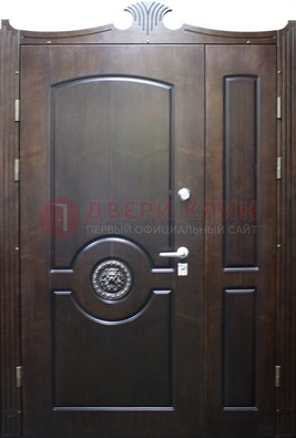 Коричневая парадная дверь с украшением ДПР-52 с утеплением в Мурманске