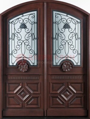Арочная коричневая парадная дверь ДПР-66 в Мурманске