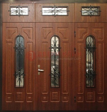 Парадная дверь с металлическими вставками и ковкой ДПР-72 в дом в Мурманске