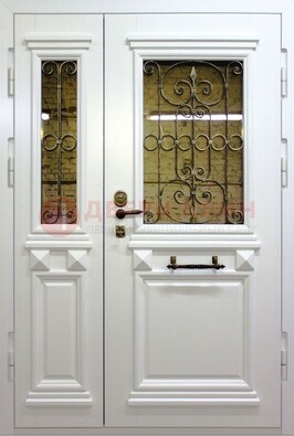 Белая парадная металлическая дверь со стеклом и ковкой ДПР-83 в Мурманске