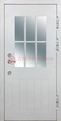 Белая уличная дверь со стеклом ДС-30 в Мурманске