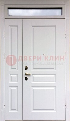Белая двухстворчатая металлическая дверь со стеклом ДС-63 в Мурманске