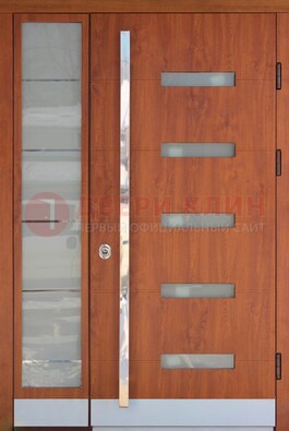 Коричневая металлическая дверь со стеклом ДС-72 в Мурманске