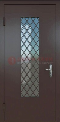 Темная металлическая дверь с решеткой и стеклом ДС-7 в Мурманске