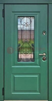 Зеленая металлическая дверь со стеклом и ковкой ДСК-113 в Мурманске