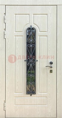Светлая стальная дверь со стеклом и ковкой ДСК-118 в Мурманске