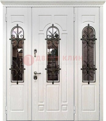 Белая распашная стальная дверь со стеклом и ковкой ДСК-125 в Мурманске