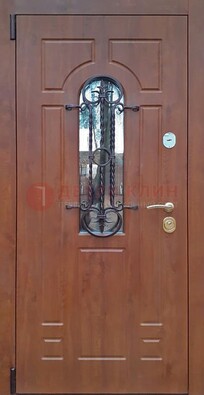 Темная железная дверь со стеклом и ковкой в коричневом цвете ДСК-154 в Мурманске
