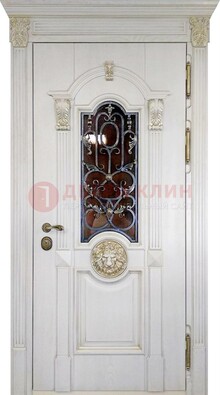 Белая железная дверь со стеклом и ковкой для кирпичного дома ДСК-155 в Мурманске