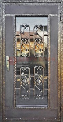 Коричневая наружная дверь порошок со стеклом и ковкой ДСК-160 в Мурманске