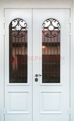 Белая стальная дверь стекло с ковкой и филенкой ДСК-201 в Мурманске
