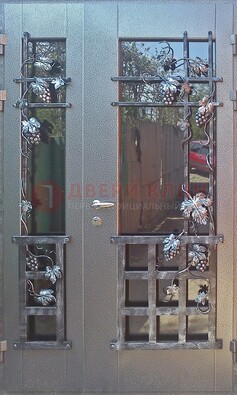 Распашная уличная дверь Порошок со стеклом и ковкой ДСК-221 в Мурманске