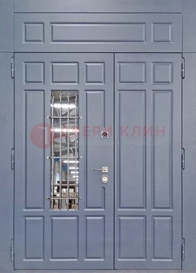 Серая двухстворчатая дверь Винорит со стеклом и ковкой ДСК-234 RAL 7024 в Мурманске