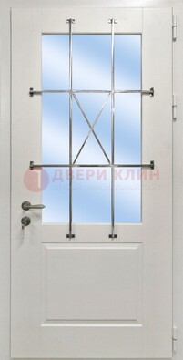 Белая простая железная дверь Винорит со стеклом и ковкой ДСК-257 в Мурманске