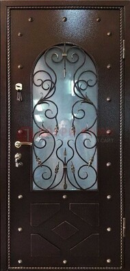 Влагостойкая дверь со стеклом и ковкой с декором ДСК-37 в Мурманске