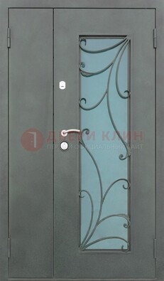 Двухстворчатая железная дверь со стеклом и ковкой ДСК-40 в Мурманске