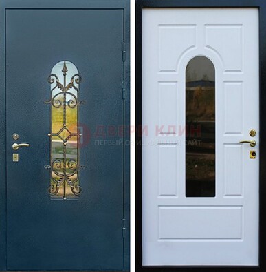 Входная дверь Дверь со стеклом и ковкой ДСК-71 для кирпичного дома в Мурманске