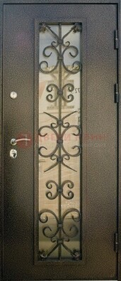 Входная дверь Дверь со стеклом и ковкой черного цвета ДСК-76 для веранды в Мурманске