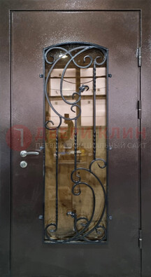 Металлическая дверь со стеклом и ковкой ДСК-95 для магазина в Мурманске