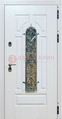 Белая остекленная металлическая дверь с ковкой ДСК-98 в Мурманске