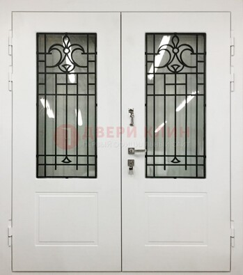 Белая двухстворчатая уличная дверь Винорит со стеклом ДСТ-4 в Мурманске