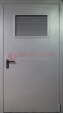 Серая железная техническая дверь с вентиляционной решеткой ДТ-12 в Мурманске