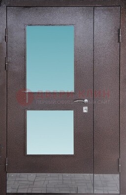 Коричневая тамбурная дверь со стеклянными вставками ДТМ-21 в Мурманске