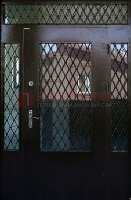 Коричневая тамбурная дверь со стеклянными вставками и ковкой ДТМ-32 в Мурманске