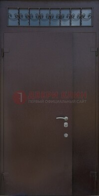 Коричневая тамбурная дверь со стеклянными вставками и ковкой ДТМ-39 в Мурманске