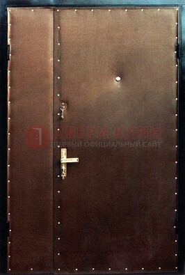 Коричневая тамбурная дверь с оформлением ДТМ-40 в Мурманске