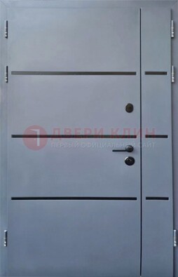 Серая металлическая тамбурная дверь с молдингами ДТМ-42 в Мурманске