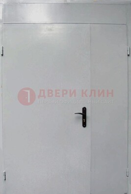 Белая металлическая тамбурная дверь ДТМ-5 в Мурманске
