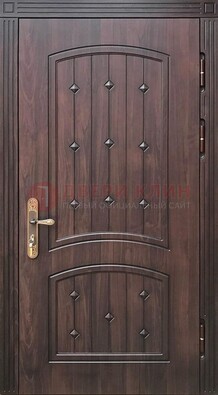 Коричневая уличная дверь с виноритом для дома ДВТ-235 в Мурманске