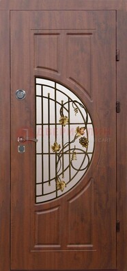 Стальная коричневая дверь с виноритом и ковкой ДВТ-82 в Мурманске