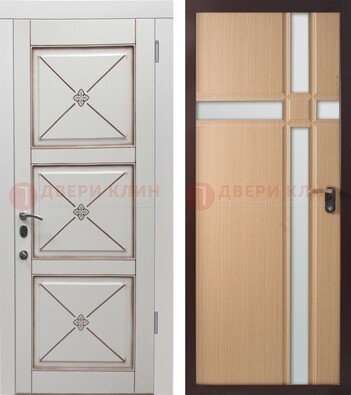 Белая уличная дверь с зеркальными вставками внутри ДЗ-94 в Мурманске