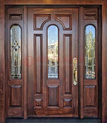 Железная классическая дверь с массивом дуба и витражом ВЖ-18 в Мурманске